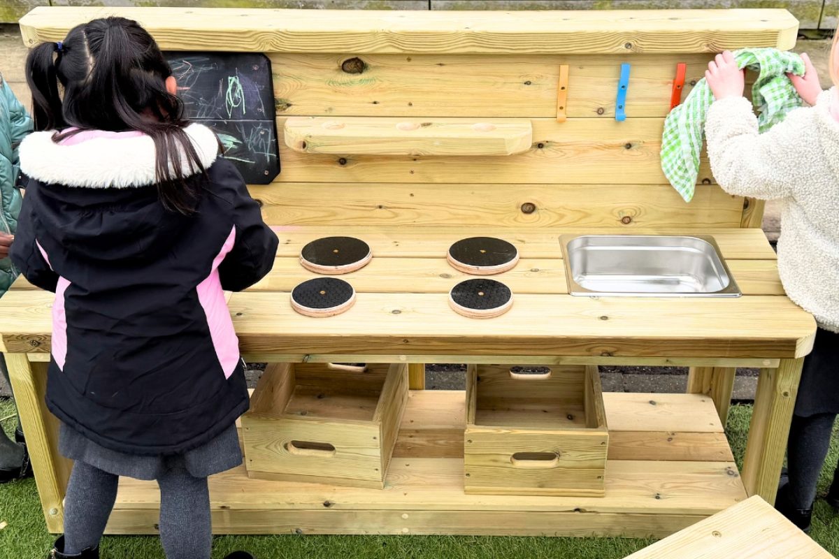Mud Kitchen (1)