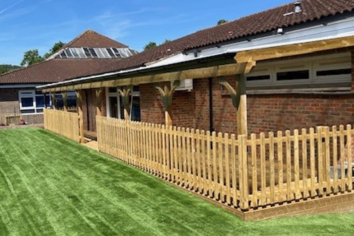 Timber Palislade Fencing (1)